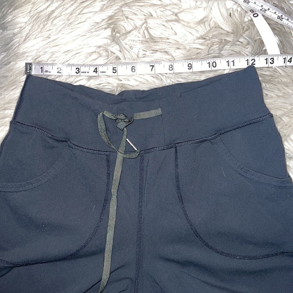 Lululemon Still Crops Crop Pants Gray Wide Leg Drawstring Pocket sz 4 Athleisure - Picture 6 of 9
